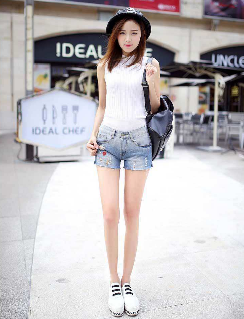 身穿粉色紧身衣美女，身材性感妩媚，突显白嫩皮肤，真·女神！