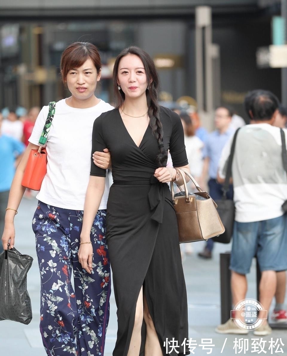  好身材■街拍：好身材的小姐姐把连衣裙穿出个性，也穿出了万种风情！