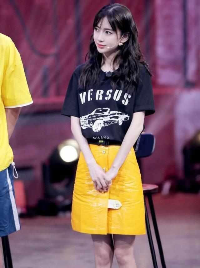 本以为杨颖穿包臀裙够惊艳了，看完热巴穿包臀裙，我沉默了!