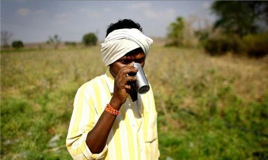 印度夏季高温50多度，街头随处可见睡觉的人，他们是如何避暑的？