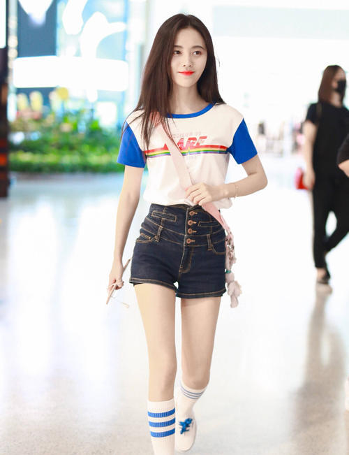 鞠婧祎为秀柳腰，穿了条2个“裤头”的短裤，多瘦才挤得进去啊？