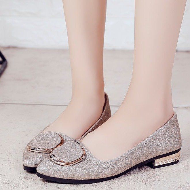 开车上班的女人别穿高跟鞋,不舒服还危险,穿这样的小跟鞋刚刚好