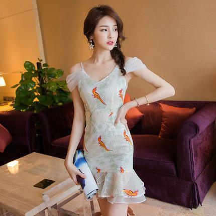 紧身包臀裙,凸显迷人曲线,性感却不失雅韵,散发甜美可人的气息