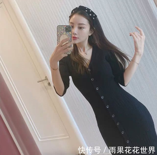 『墙根』李小璐晒美照秀完美身材,墙根却P变形,腿形与未修图对比差距大