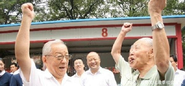 他是我国国防部长，能将美国壮汉摔倒三丈远，徒手举起三百斤石墩