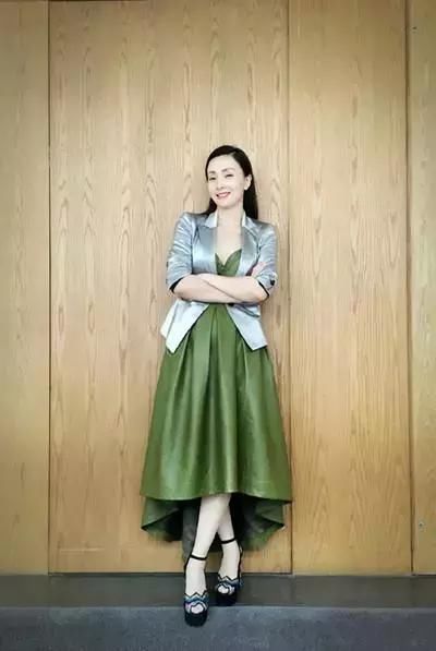 吊带裙只服陶虹！45岁依然呼之欲出，网友：徐峥怎么就不懂欣赏呢