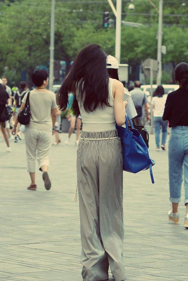 看了她们的身材，你会知道她们留下背影是有道理的