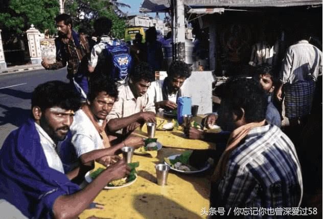 中国姑娘去印度旅游要吃冰棍，听了导游的解释后，马上扔垃圾桶