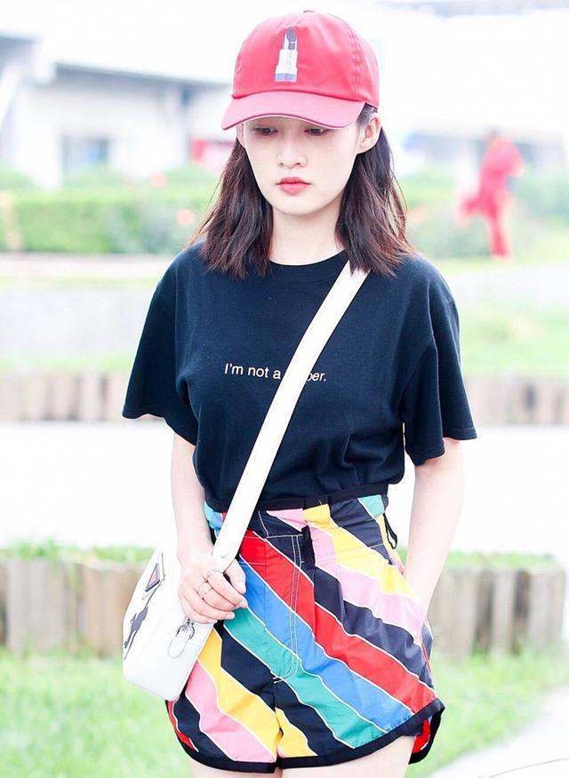 李沁真大胆! 穿的彩色短裤空荡荡的 网友: 难怪安全裤都看到了!