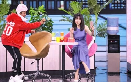  『意外』柳岩胆真大，cos王祖贤饰演的白蛇，手持花朵团扇意外的仙气