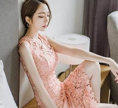 玲珑曲线美丽吸睛，轻松增加回头率，娇柔的露肩包臀裙