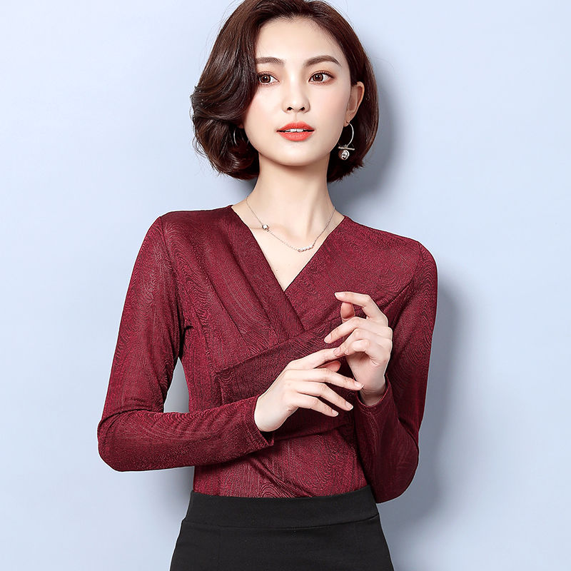 中秋近，你还在穿连衣裙?50岁的婆婆换上这小衫后，洋气又减龄