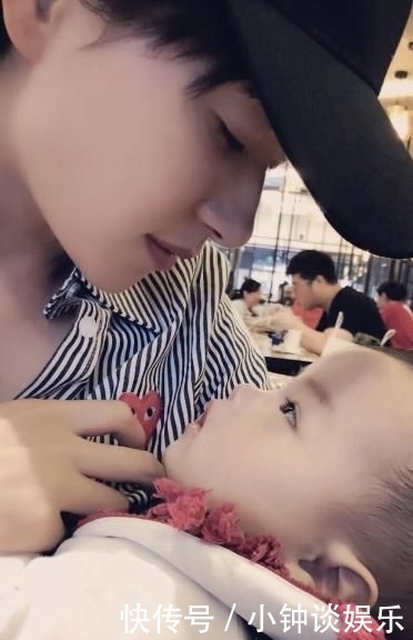 万茜的女儿@万茜女儿侧颜照曝光,大耳朵长睫毛太可爱,脸蛋长得像妈妈