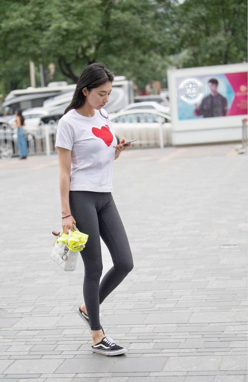 街拍：紧身裤怎么搭配好看，白T恤时髦style教你穿出性感美