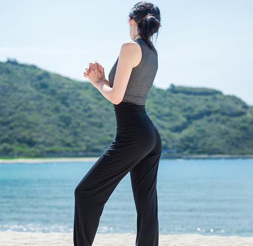 街拍美女：紧身打底裤穿出优雅独到的气质，时尚有情调！