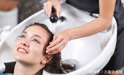  [洗头发时]头发多久洗一次最科学？如何摆脱头油头秃？