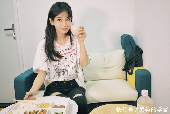 被杨颖的腹肌给吓到了，一直有点微胖的她，这下可以穿得很惊艳了