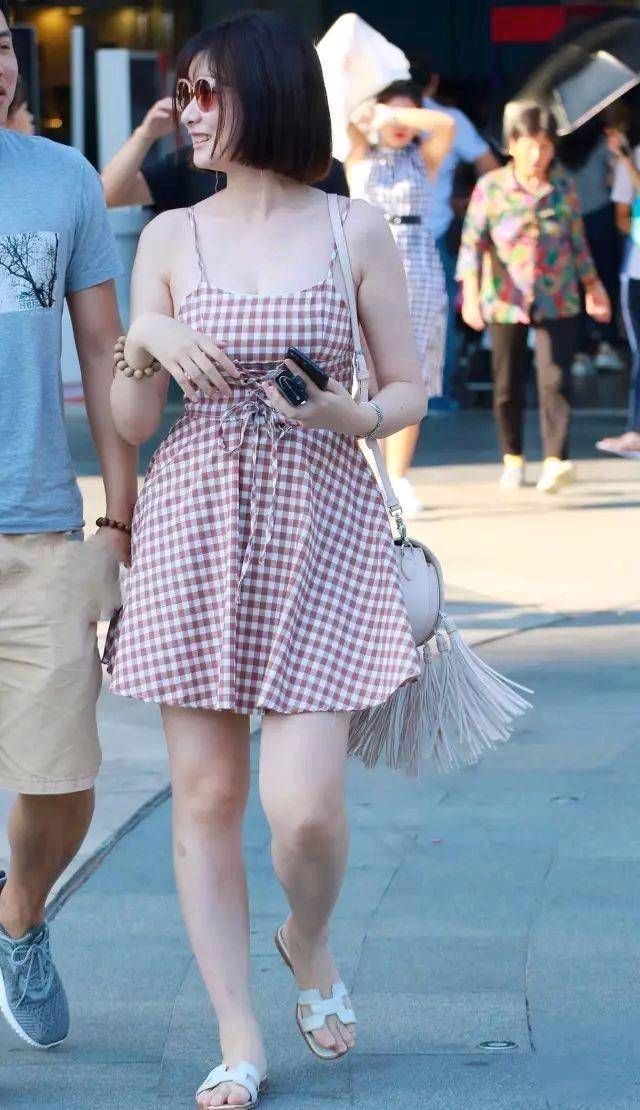 路人街拍，半身裙的魅力，让优雅无处不在