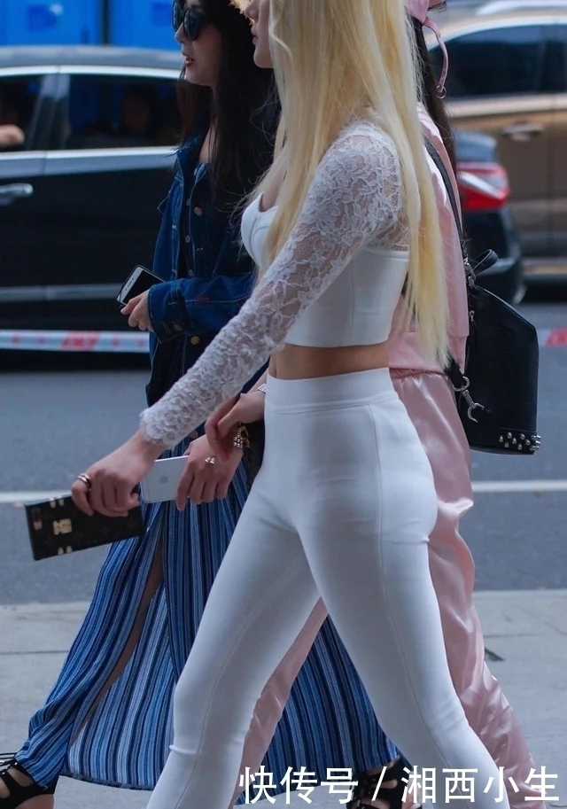 身材窈窕的长发美女,白色紧身裤的搭配,让身材的线条更优美!