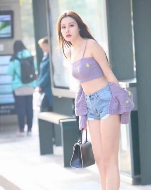  展现■街拍：6厘米牛仔裤搭配紫色吊带，展现不一样的少妇魅力！
