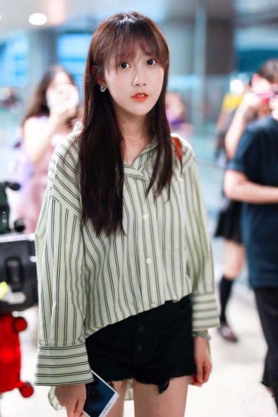 159鞠婧祎和166李艺彤同穿短裤,终于明白腿细和腿长哪个更重要