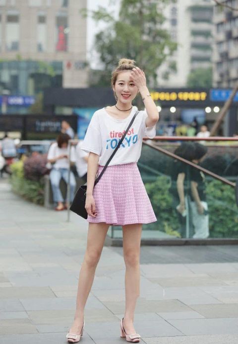  『美女』年轻美女街拍：气质优雅的美女，轻松秀出大长腿