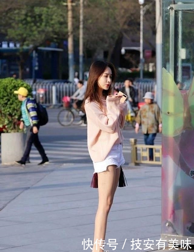  #粉色#路人街拍，小姐姐身穿淡粉色连衣裙，那诱人的双腿真让人着迷