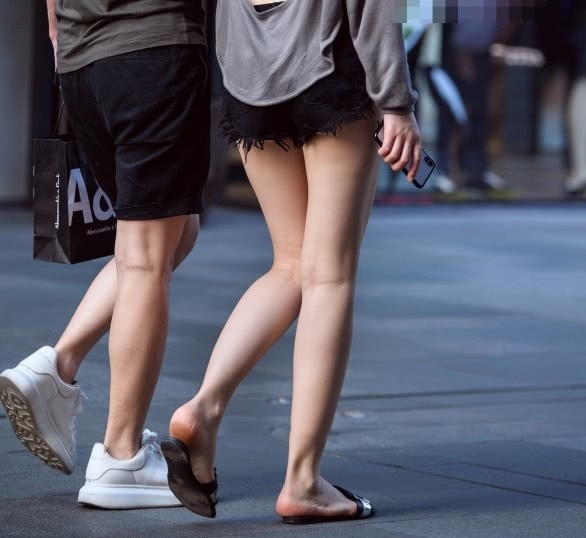 小姐姐的长发长飘飘，上身穿着宽松的唯一，宽松的卫衣展现出青春