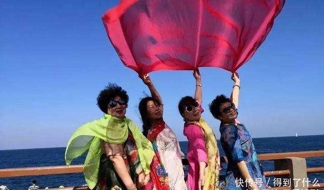 为什么中国大妈旅游人手一条丝巾？丝巾成风景，老外看了一脸疑惑
