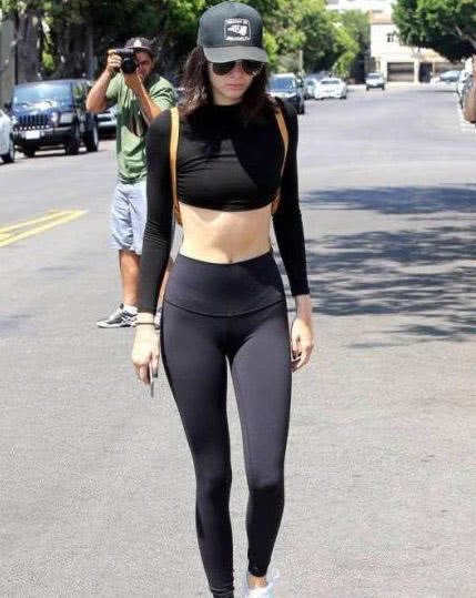 酷酷哒小姐姐漏脐装搭配紧身裤,穿搭给人们的逛街是酷酷的那一种