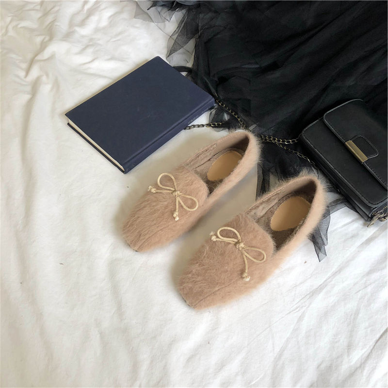 秋冬季天凉，别穿光拖鞋，学明星这样穿“毛毛鞋”，贼好看