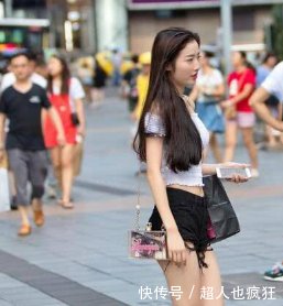 街拍小姐姐白T恤配上一款高腰的热裤，美好的腰身尽入路人眼底