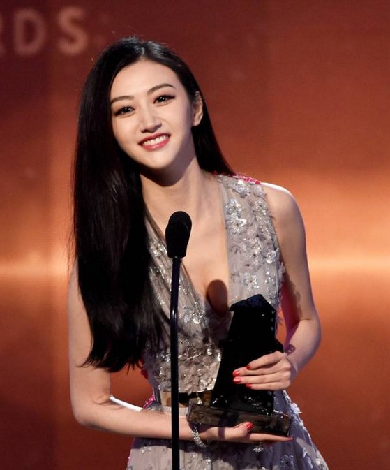 景甜放大招!抹胸装低到不能再低了,网友:重点都快遮不住了!