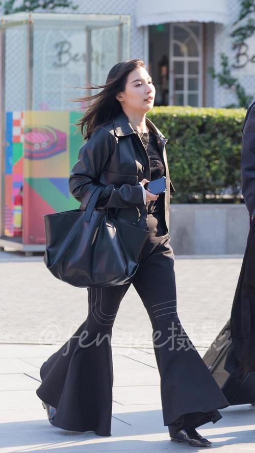 街拍：穿皮夹克、喇叭裤的美女，一身黑衣真拉风