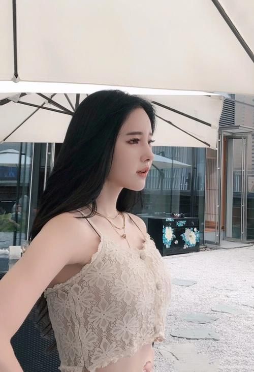  展现了出来：潘南奎抱怨宅家变胖，穿吊带配短裙优雅性感，小蛮腰不像身材走形