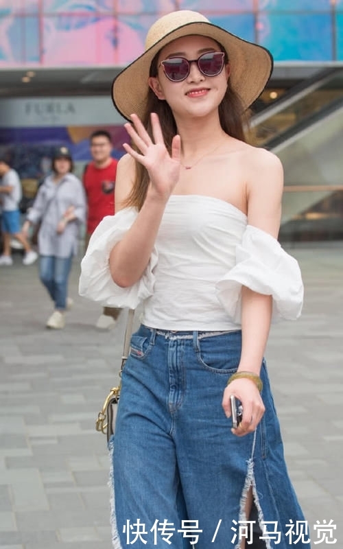 气质■一字肩白色上衣搭配牛仔阔腿裤,清新舒适,尽显气质女神的自然美