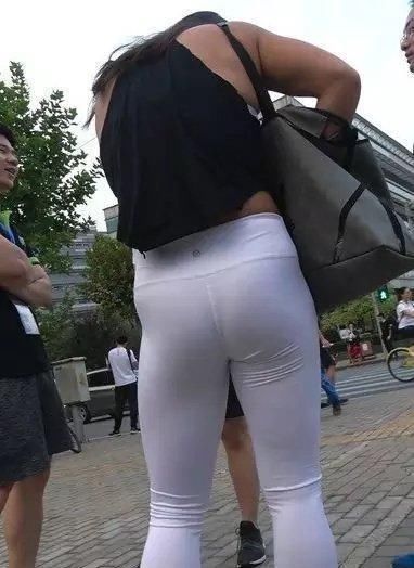 穿锥形裤释放青夏魅力，俏皮可爱，网友：很紧很有型！