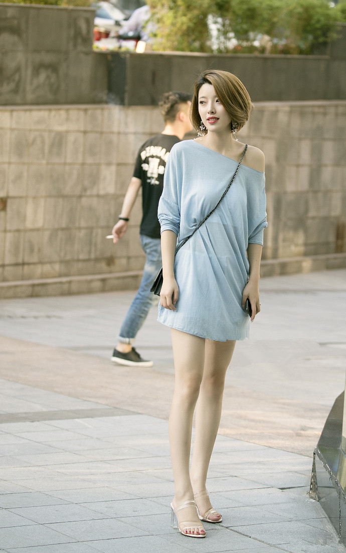 ?路人街拍，短发小姐姐肤白貌美，穿着有气质！