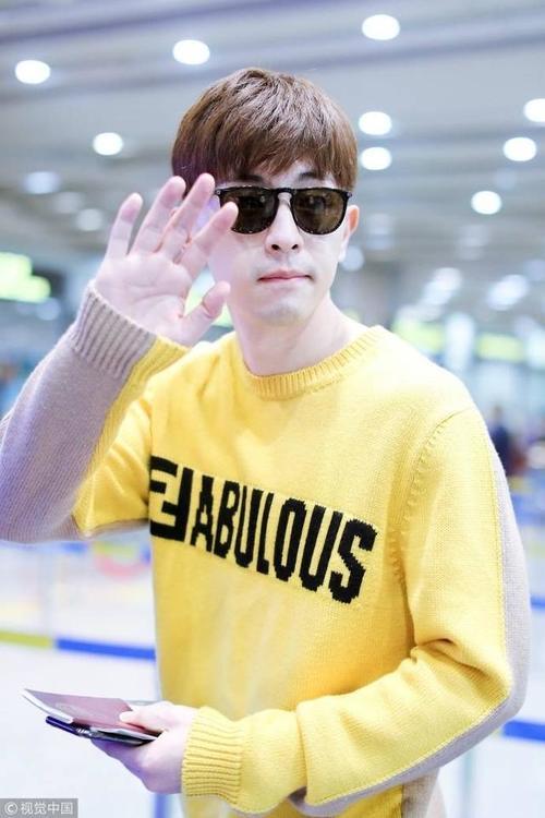 邓伦启程米兰时装周，机场大秀一番与粉丝挥手告别