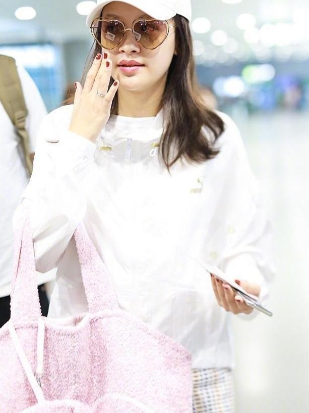 孙怡只是胖着玩玩? 穿卫衣搭配热裤,“筷子腿”也回来了