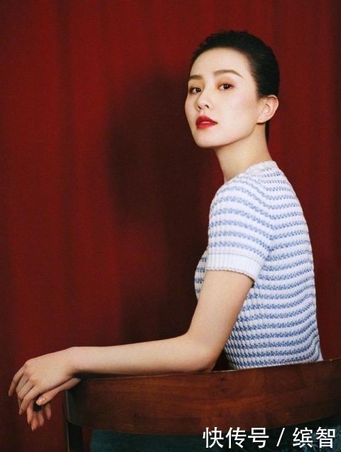 刘诗诗为Chanel口红新品代言,丸子头搭条纹上