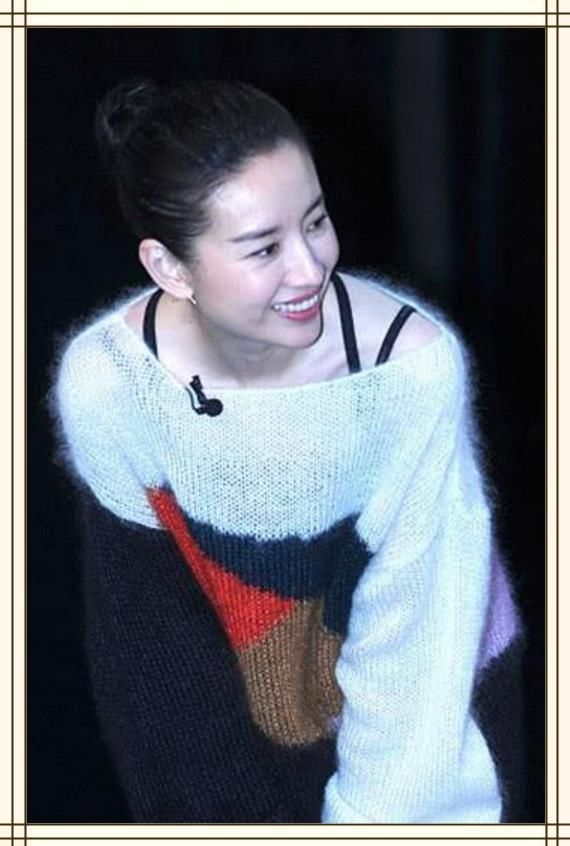 董洁真是牛!大热天还穿这么厚的毛衣?反季节才是最时髦的!