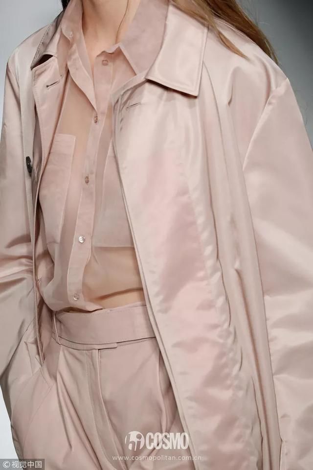 T型台｜艾玛罗伯茨这一身真好看，不过这是去看秀还是去上班？