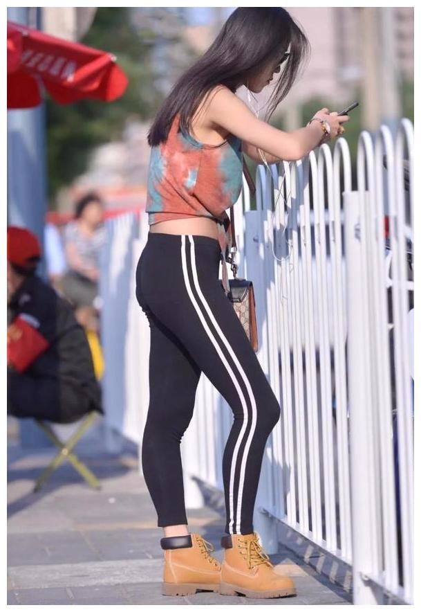 美拍:紧身裤凸显出大方得体的气质美感,充满青春与活力的味道!