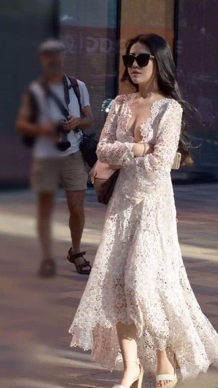 街拍美图 美女穿真的清凉又好看 连老外也喜欢她的身形曲线!