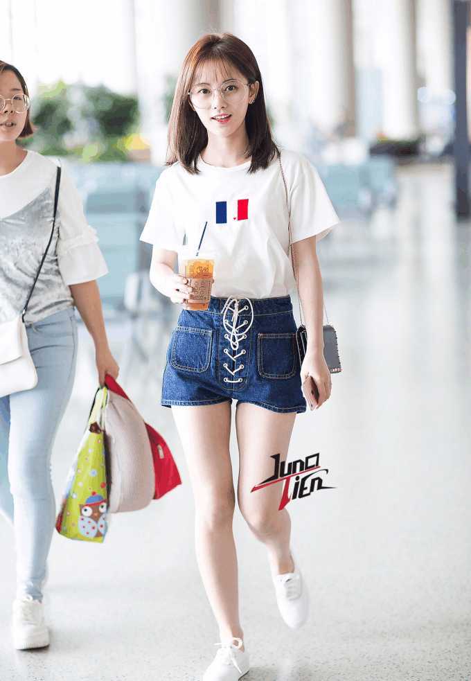 鞠婧祎真厉害! 穿的牛仔短裤好多绳子捆绑 网友: 勒得不疼吗?