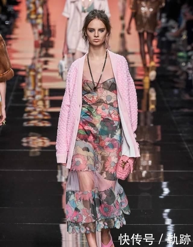 『花朵』2020开春 流行穿“开满花”的裙子,谁穿谁美!