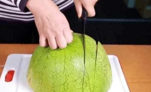 饭店服务员这样切西瓜,客人见了纷纷称赞,网友