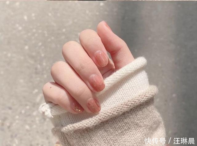  『镭射』春日美甲做起来，镭射美甲让颜色多变，“除了好看一无是处”