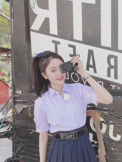  「会让人觉得比较」吴宣仪真是少女感十足！穿紫色衬衫搭配百褶裙，看上去学院风满满